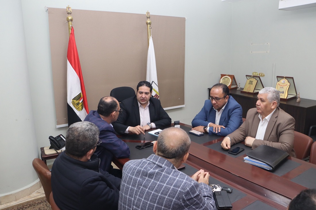 نائب المحافظ يبحث آليات الانتهاء من مجمع المواقف
